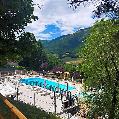 Pineta Ristorante In Fabriano מלון